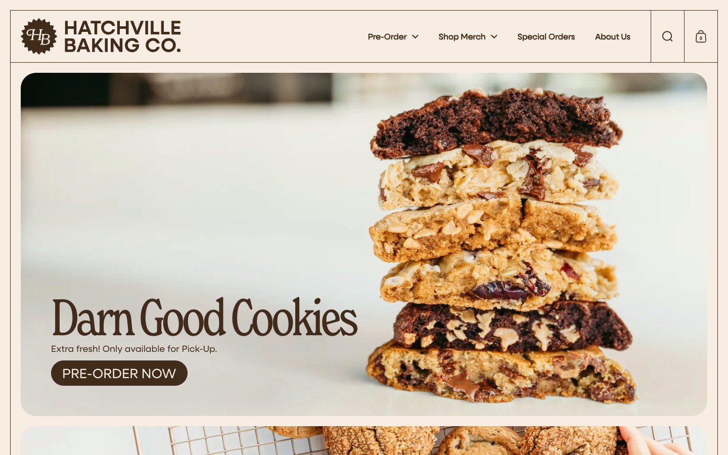 A Hatchville Baking Co. honlap nyitóképernyője süteményfotóval, karakteres címmel és előrendelési gombbal